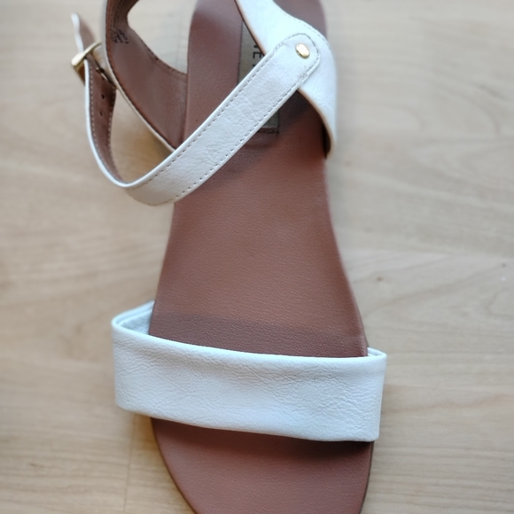 Steve Madden Size 6 Daelyn Faux Leather Sandals - Picture 5 of 9